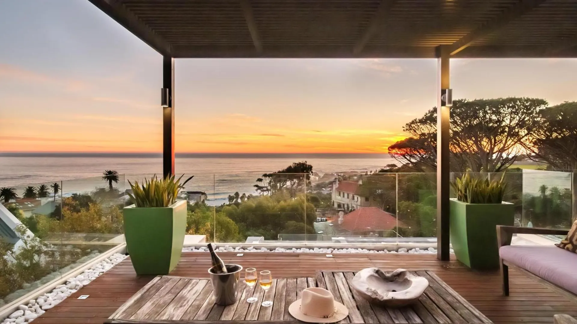 Sea View 3Bed Apt W Pool Near Beaches Glen Sunsets Le Cap